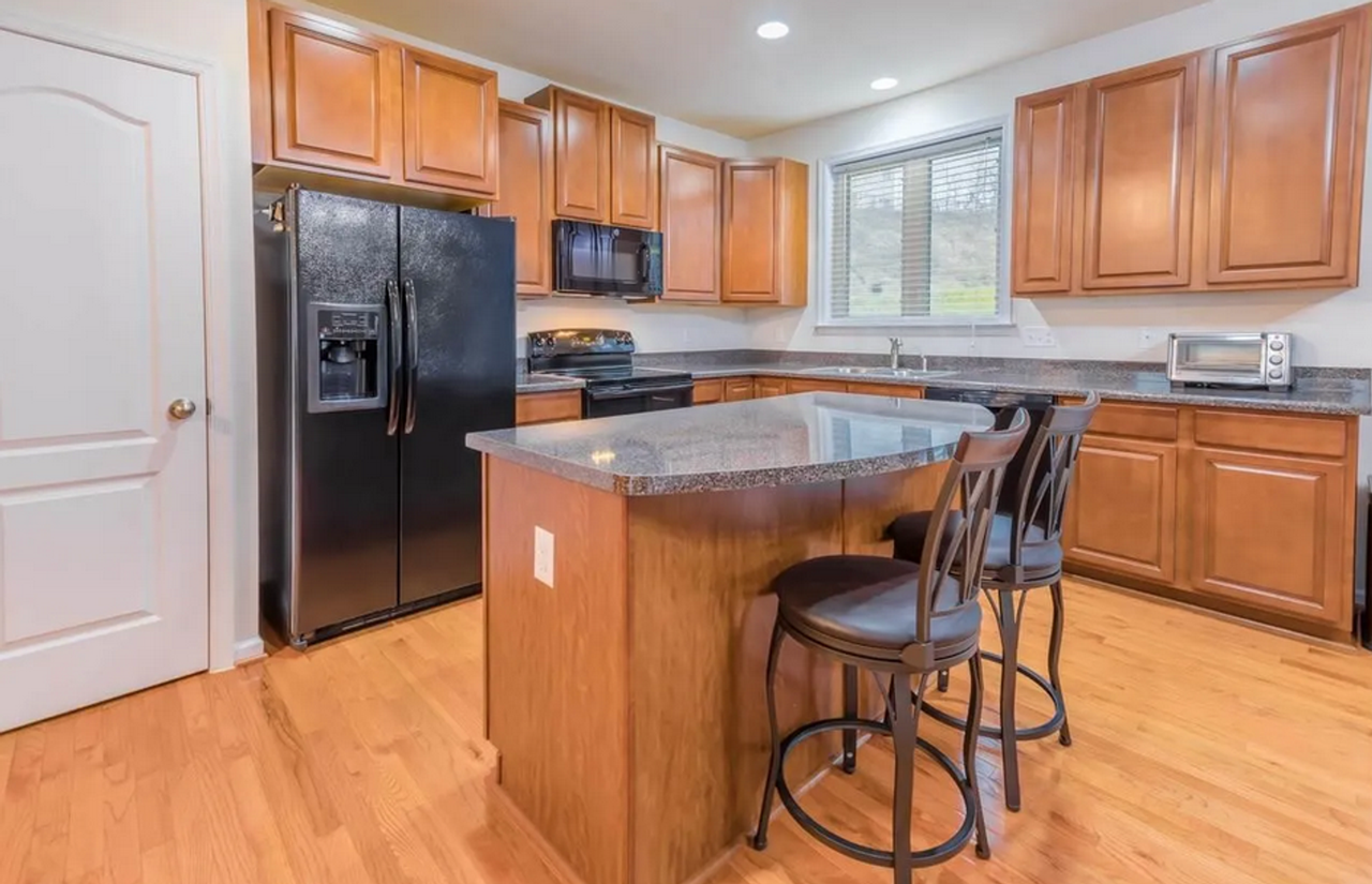 3910 Sun Way - Photo 3 of 21