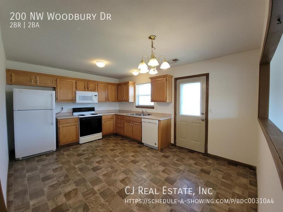 200 Nw Woodbury Dr - Photo 3 of 9
