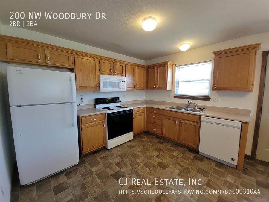 200 Nw Woodbury Dr - Photo 4 of 9