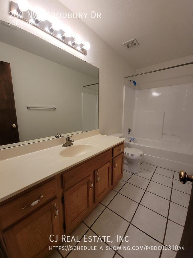 200 Nw Woodbury Dr - Photo 7 of 9