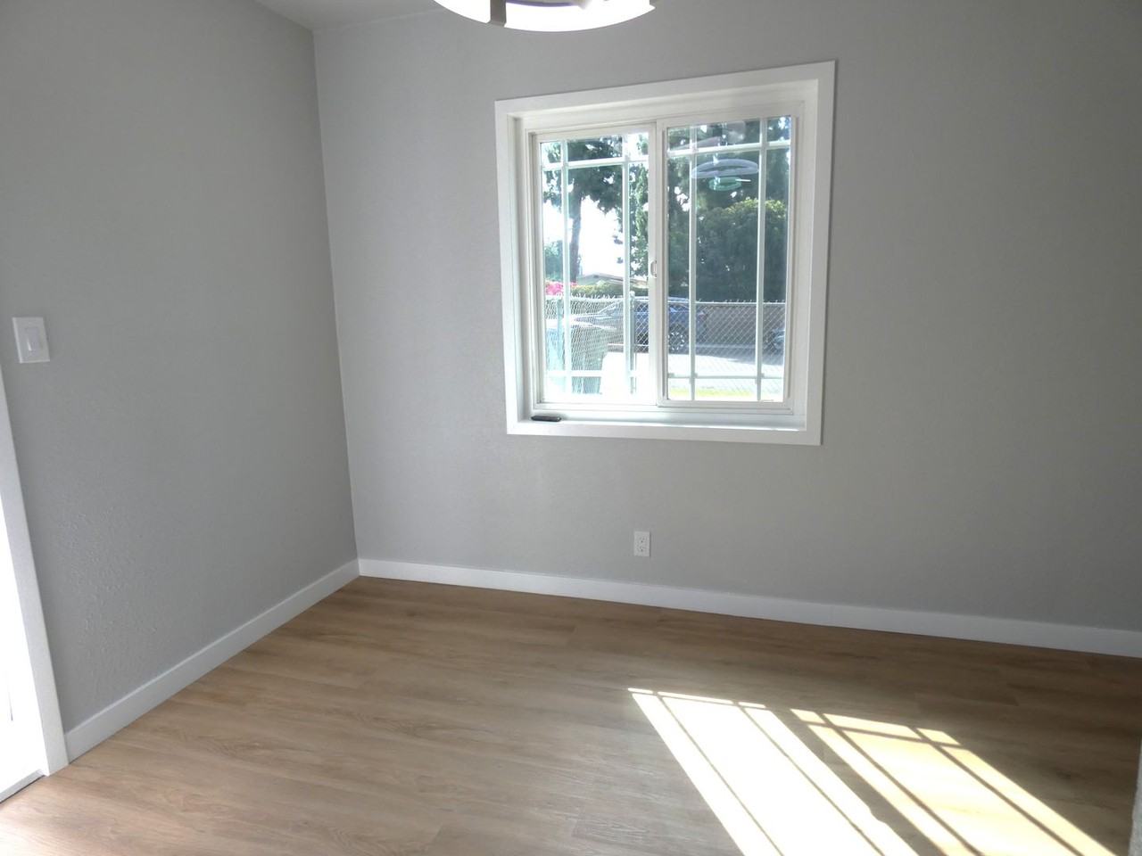14327 Christine Dr - Photo 4 of 17