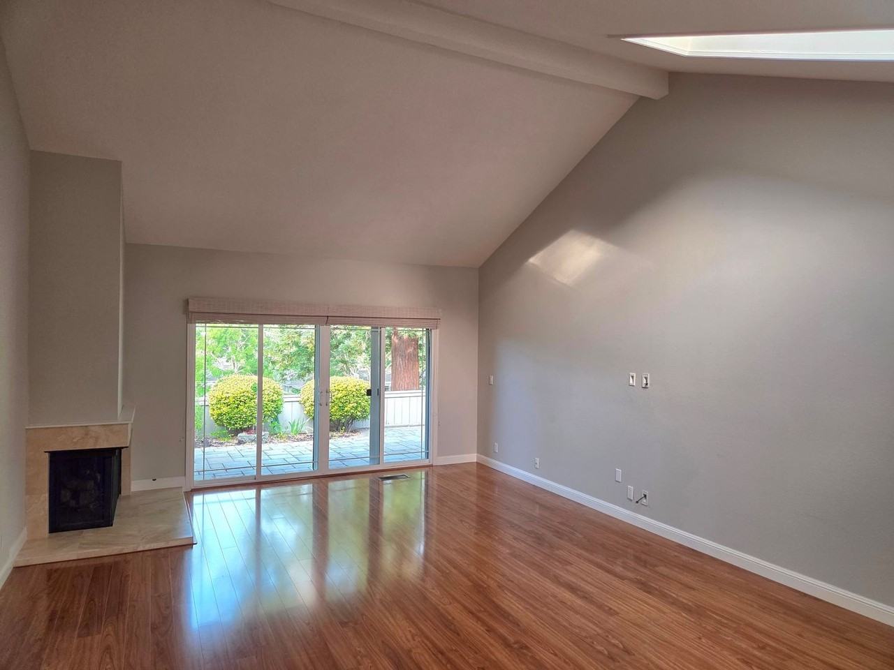 565 Rolling Hills Ln - Photo 2 of 29