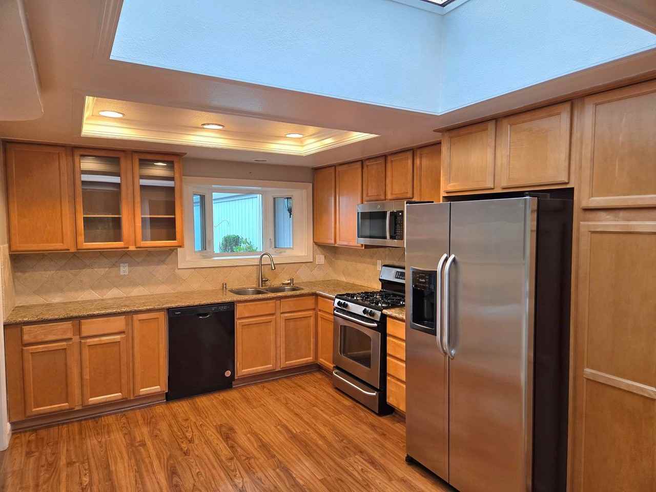 565 Rolling Hills Ln - Photo 4 of 29