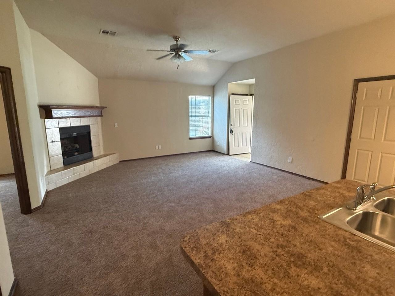 15100 Kyle Dr #B - Photo 4 of 17