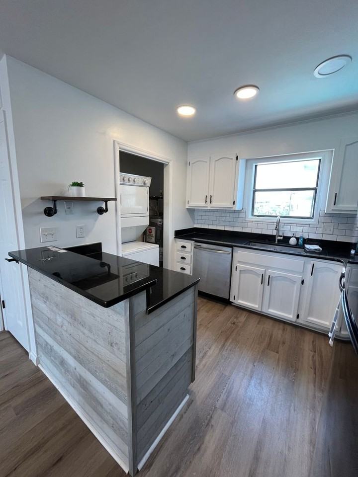 1503 Carolina Beach Ave N - Photo 5 of 30
