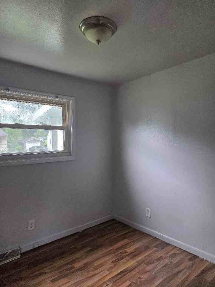1225 Scott Ave - Photo 5 of 7