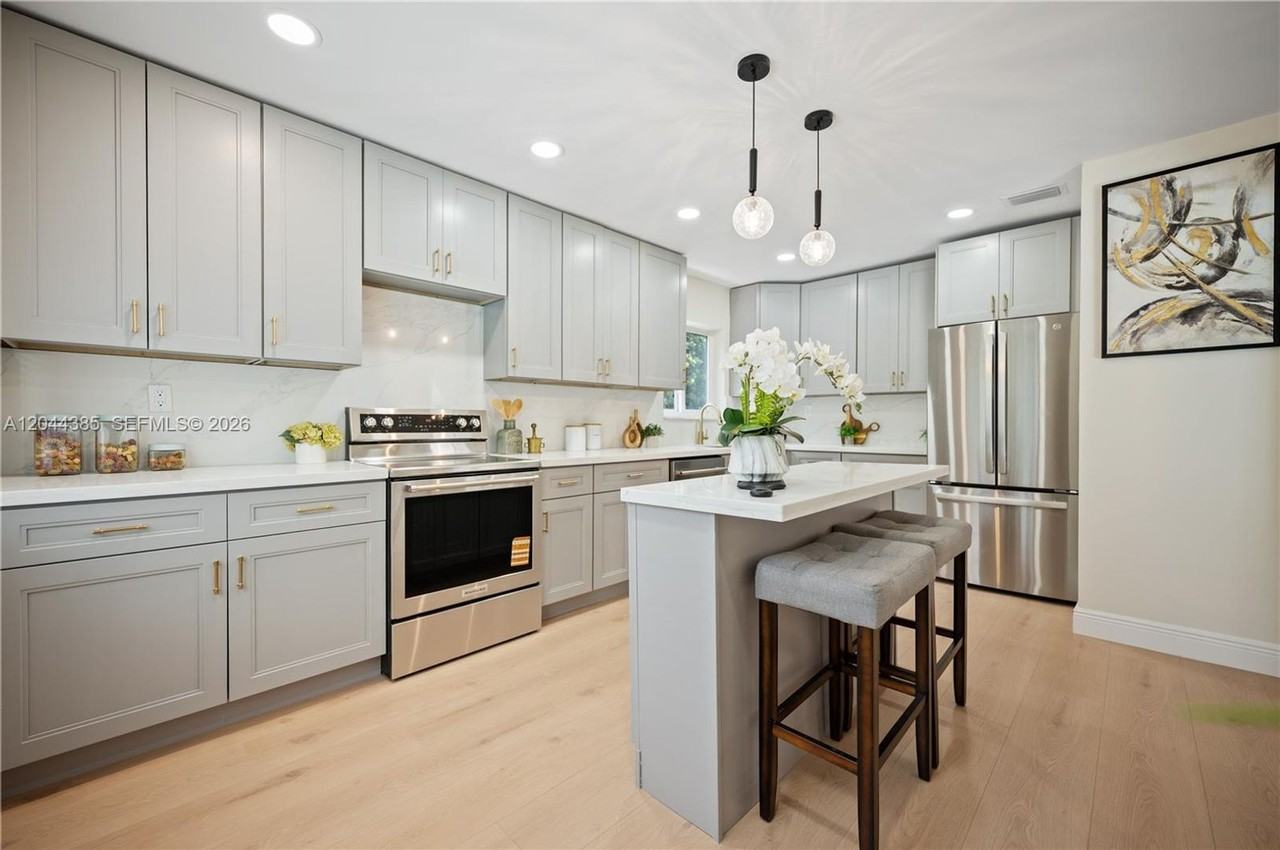 4220 Sw 14th St - Photo 4 of 18