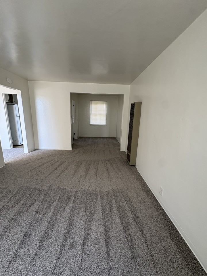 501 East Carrillo Street - Photo 4 of 11