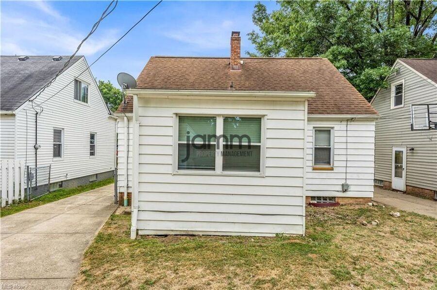 18713 Waterbury Ave - Photo 2 of 27