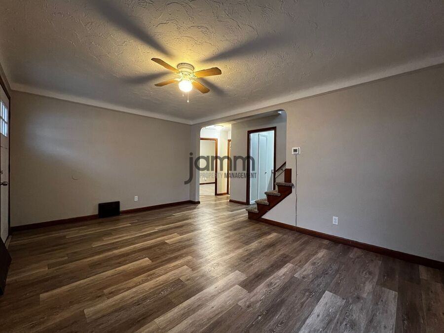 18713 Waterbury Ave - Photo 4 of 27