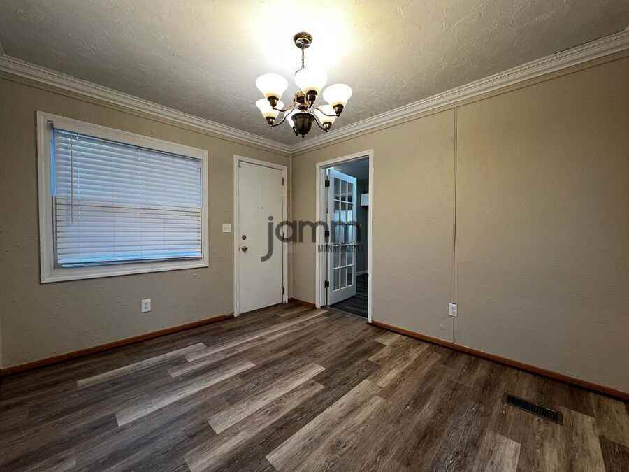 18713 Waterbury Ave - Photo 5 of 27