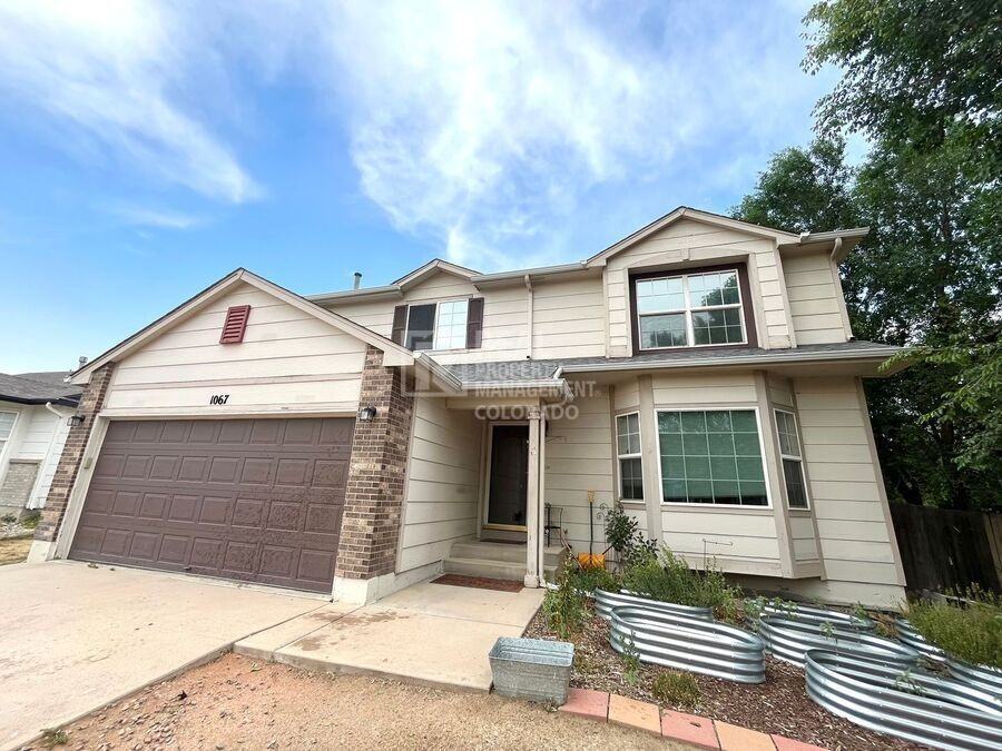 1067 Clogger Ln - Photo 2 of 28