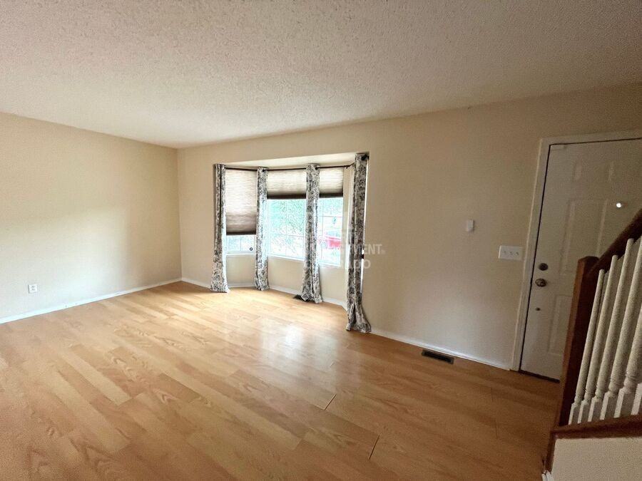 1067 Clogger Ln - Photo 3 of 28
