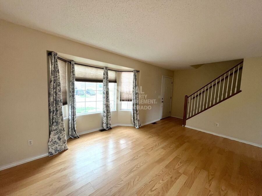 1067 Clogger Ln - Photo 4 of 28