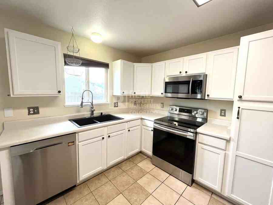 1067 Clogger Ln - Photo 6 of 28