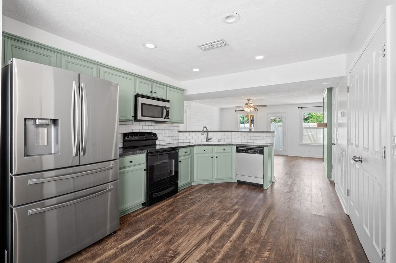 2128 Victory Gallop Ln - Photo 6 of 32