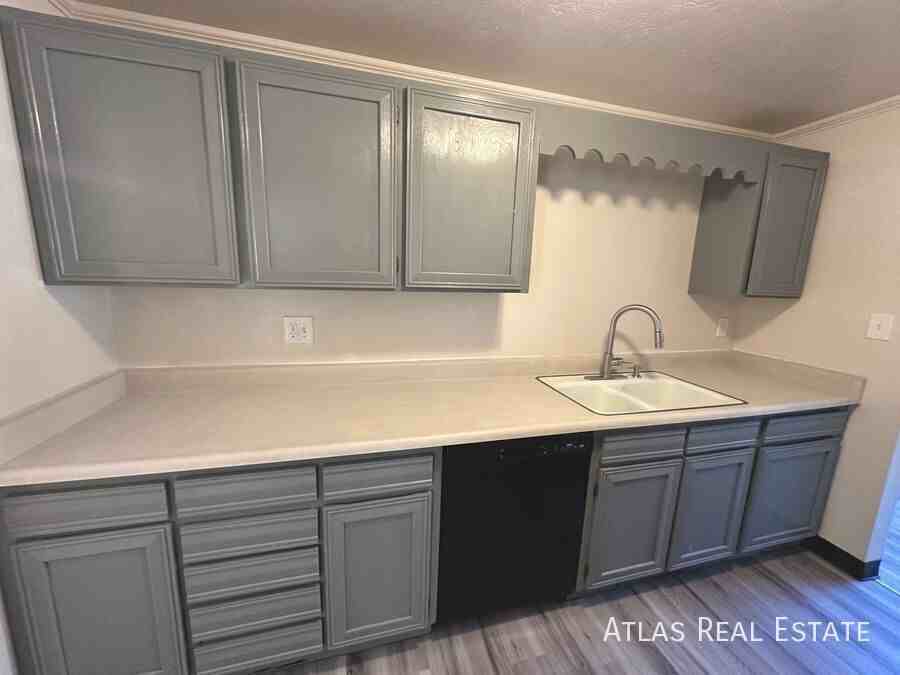 461 El Paso Blvd #F - Photo 4 of 14