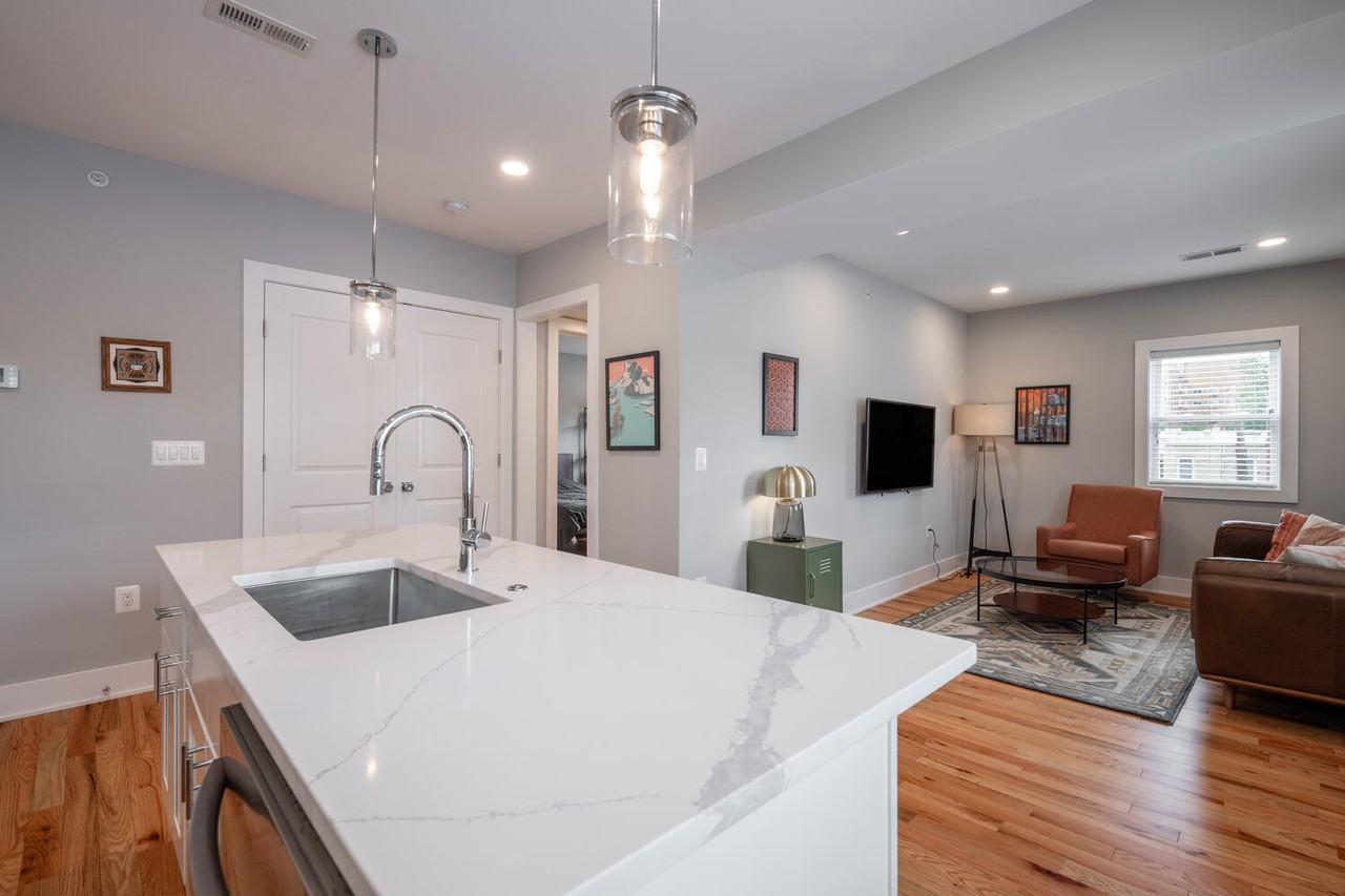 714 11th St Ne #302 - Photo 2 of 48