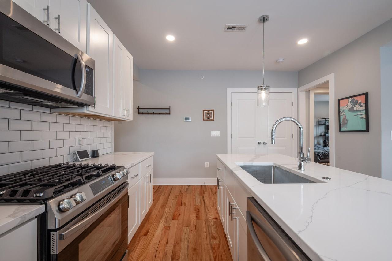 714 11th St Ne #302 - Photo 3 of 48