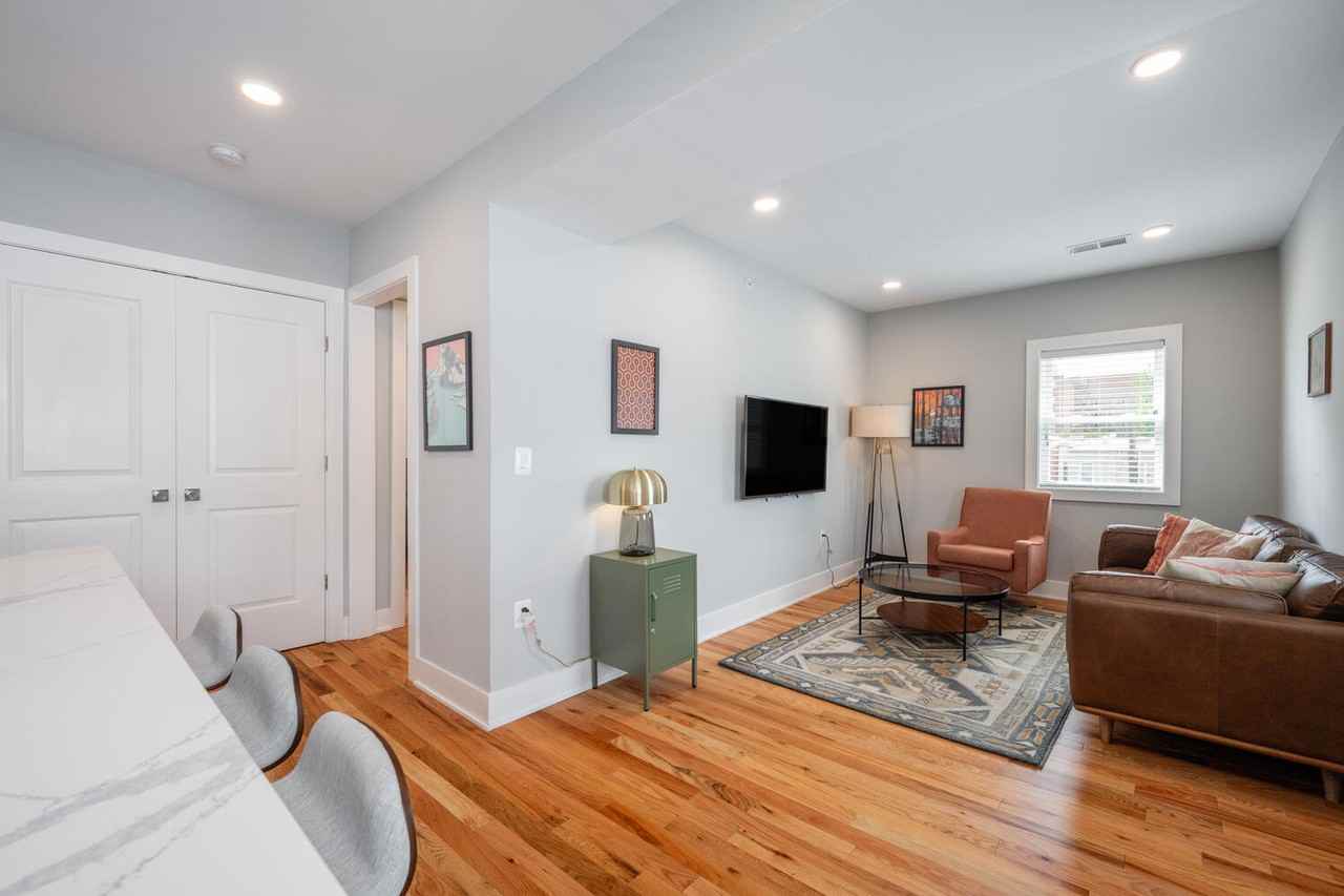 714 11th St Ne #302 - Photo 4 of 48