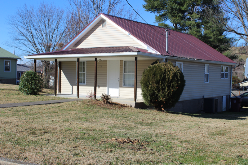 215 Bettie St - Photo 2 of 27