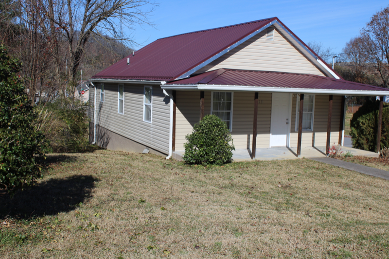 215 Bettie St - Photo 4 of 27
