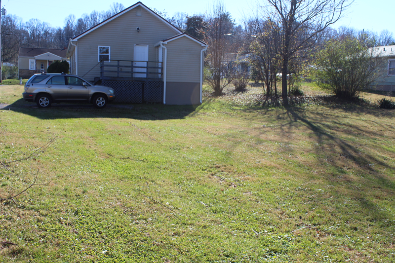 215 Bettie St - Photo 6 of 27