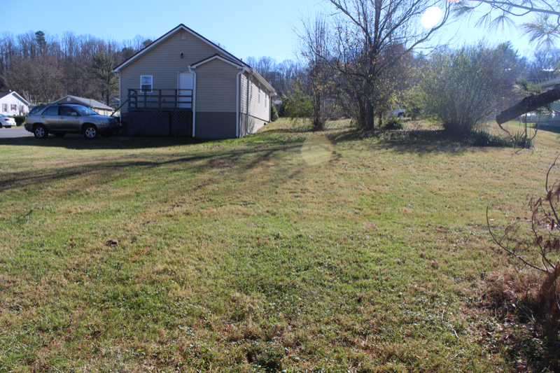 215 Bettie St - Photo 7 of 27