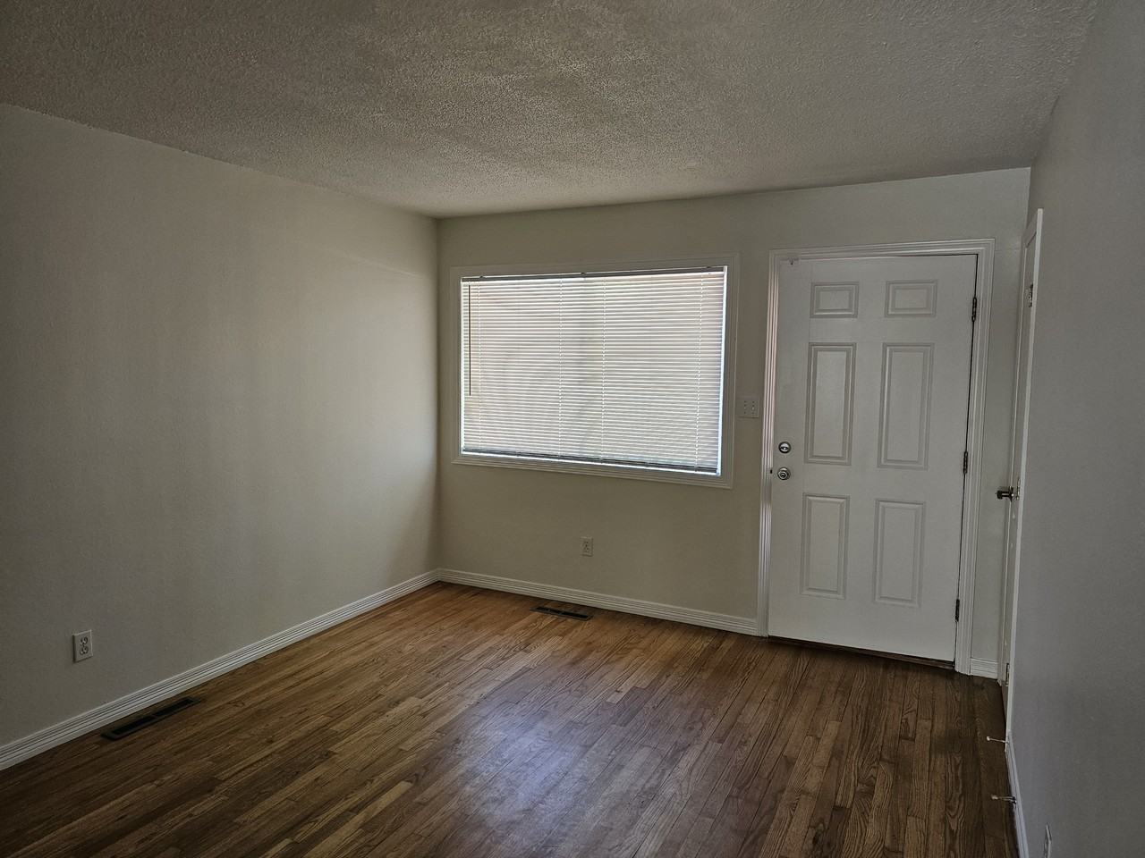 2825 Beacon St - Photo 3 of 11