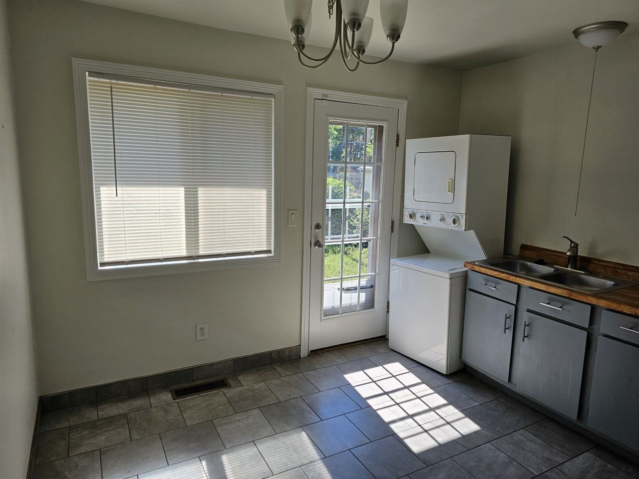 2825 Beacon St - Photo 4 of 11