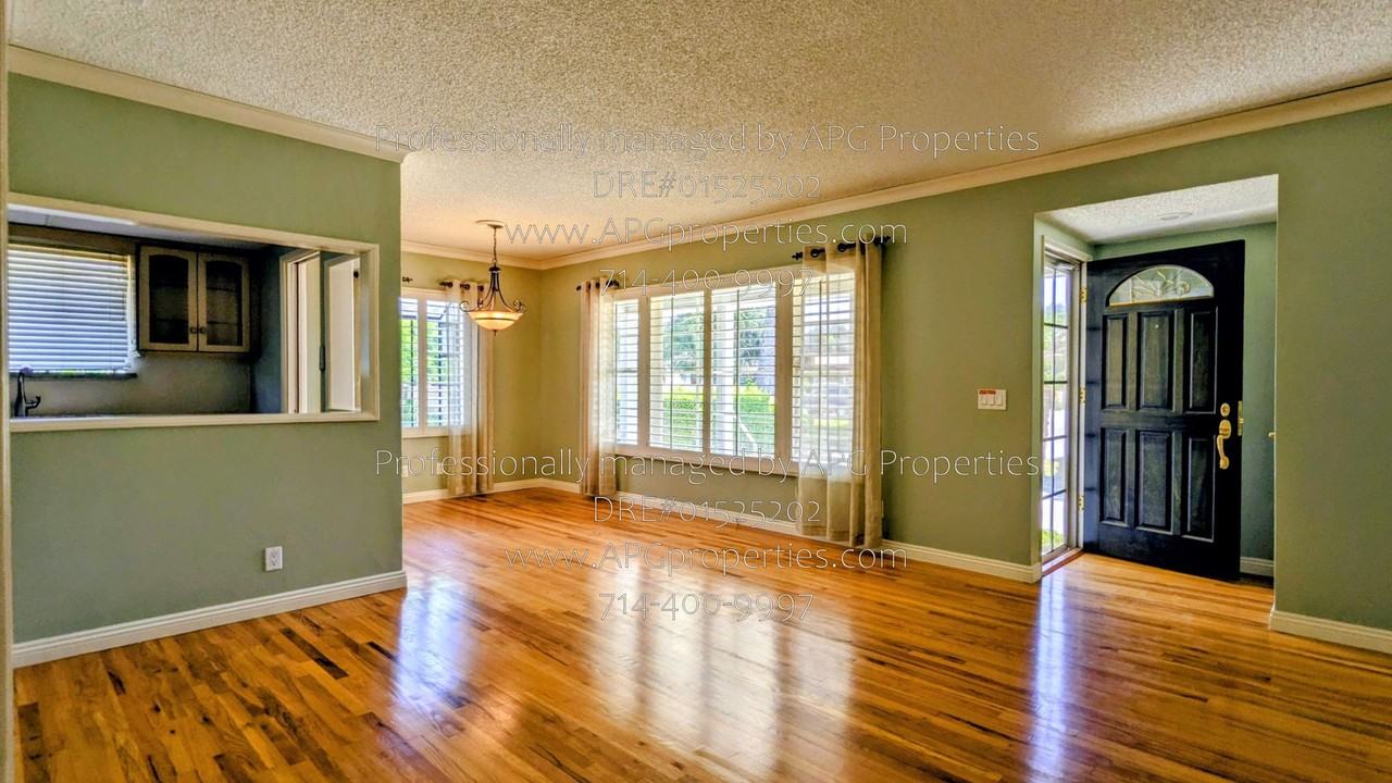1022 N Baker St - Photo 2 of 34