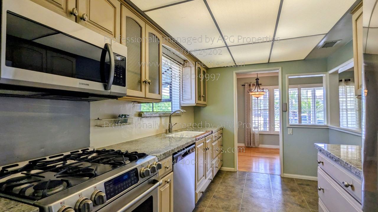 1022 N Baker St - Photo 4 of 34