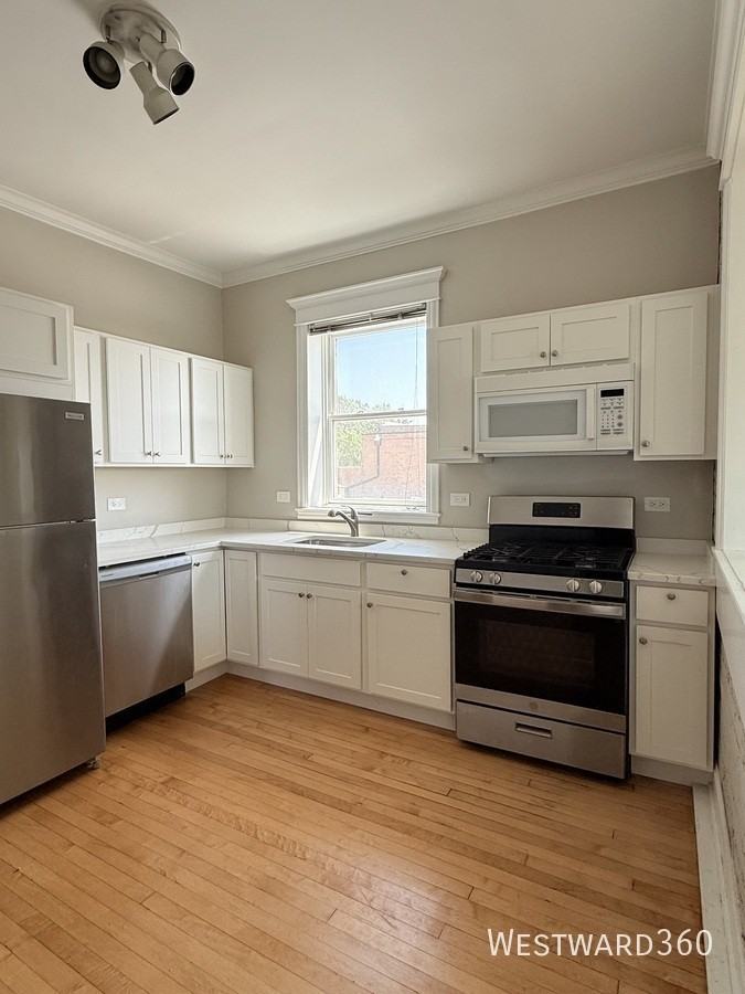 3732 N Wayne Ave #3 - Photo 3 of 10