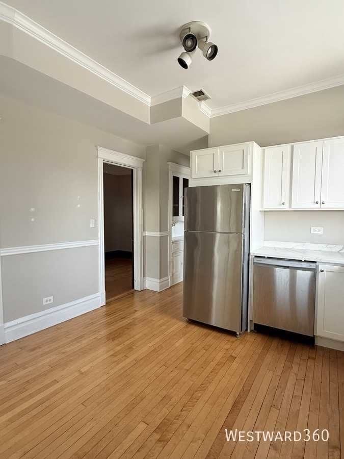 3732 N Wayne Ave #3 - Photo 4 of 10
