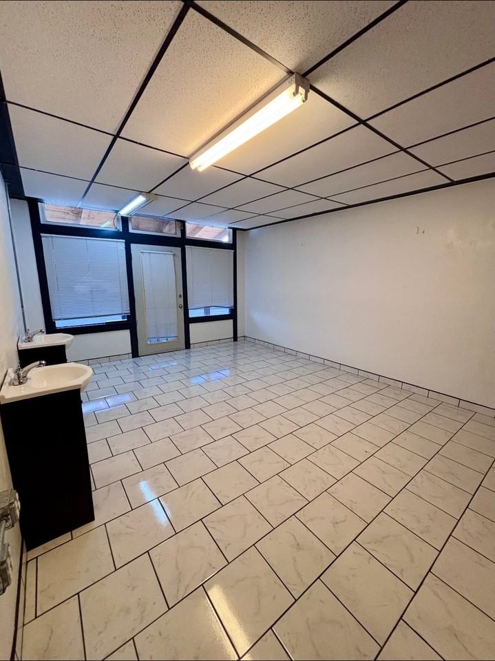 3213 S Main St - Photo 2 of 8