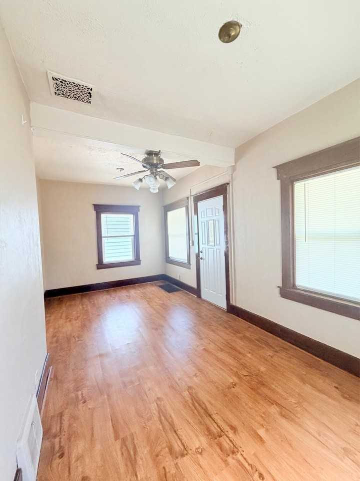 428 S Clemens Ave #1 - Photo 4 of 24