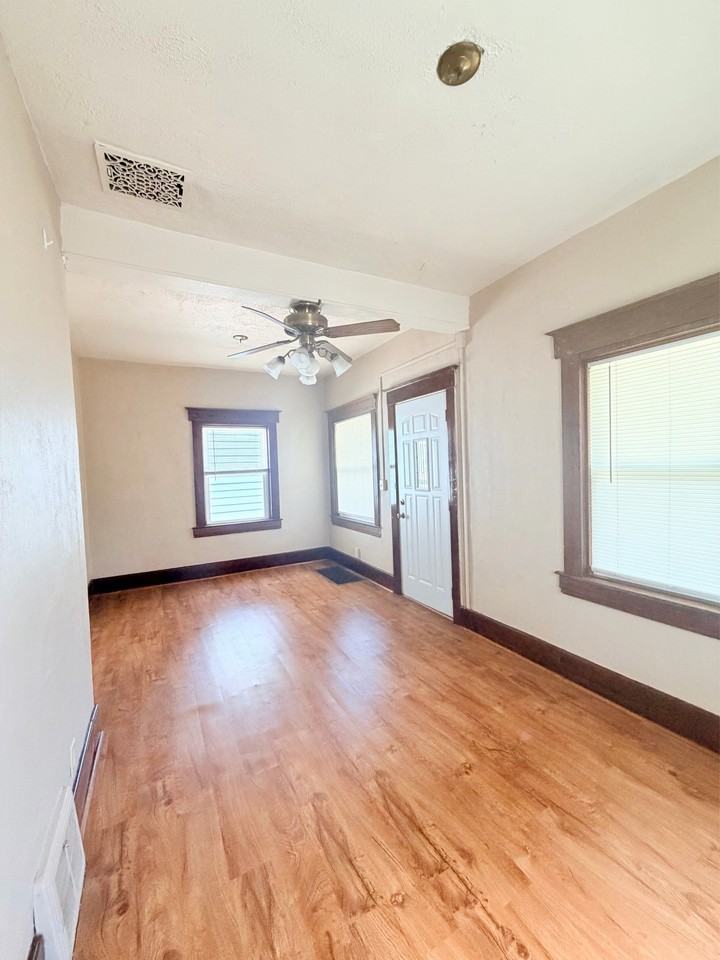 428 S Clemens Ave #1 - Photo 5 of 24