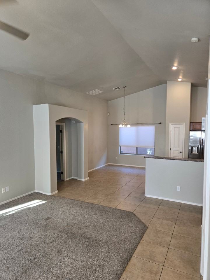 2570 E Silversmith Trl - Photo 2 of 33