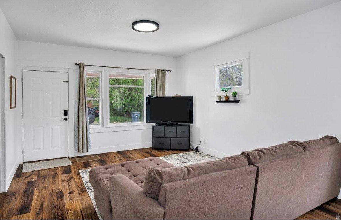 2021 Gramercy Ave - Photo 4 of 9