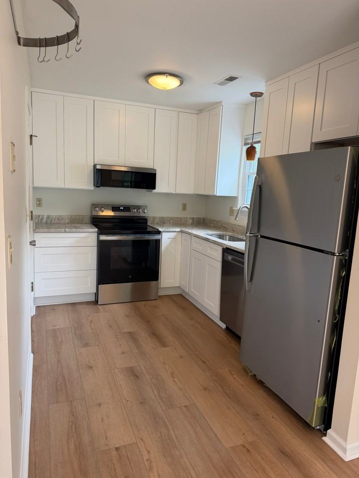 142 Birdwood Ct - Photo 4 of 13