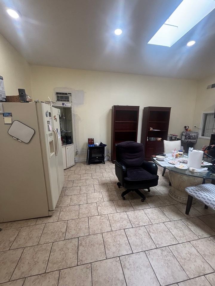 3043 W Montrose Ave #B - Photo 2 of 5