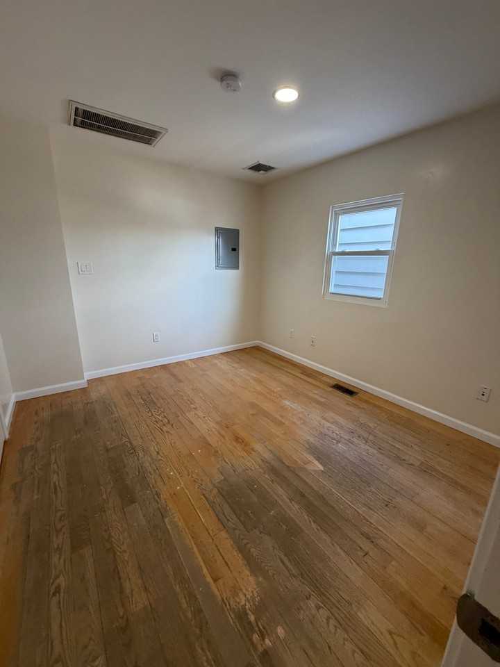 326 Bloomfield Ave #2 - Photo 4 of 14