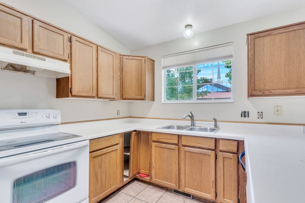 1033 E Castle Rock Rd #1 - Photo 5 of 26