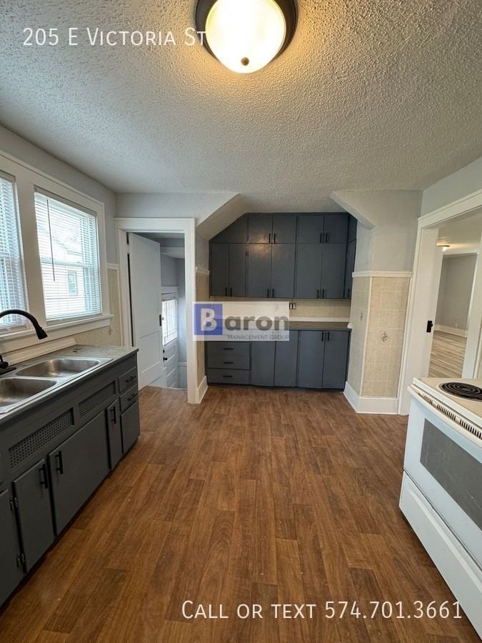 205 E Victoria St - Photo 4 of 16