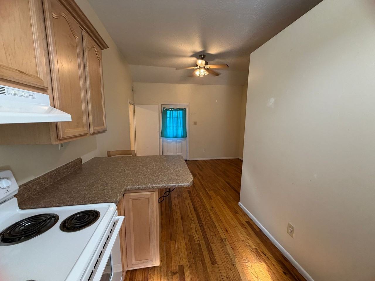 648 E 2nd St - Photo 4 of 11