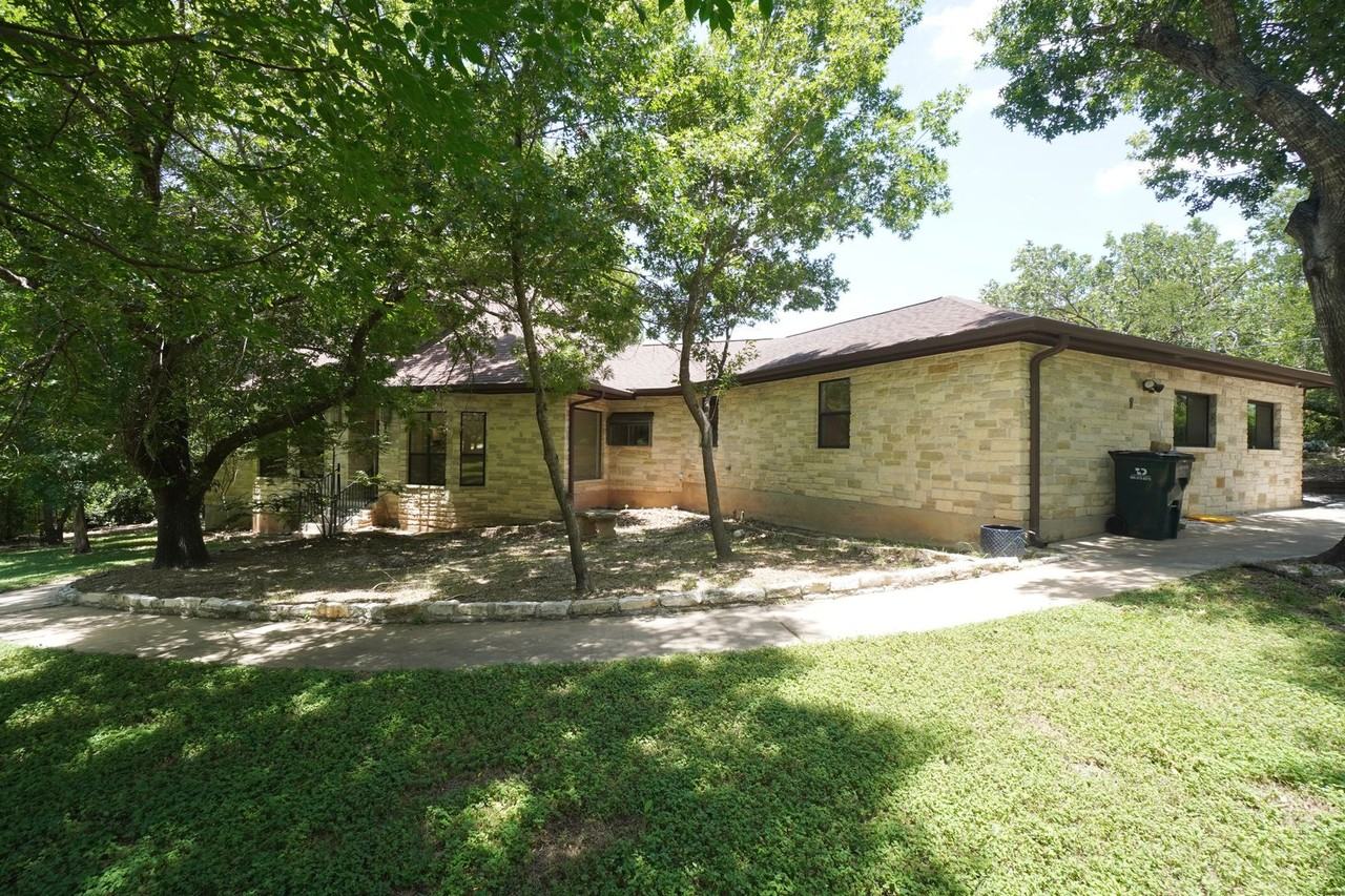8 Woodhollow Trl - Photo 2 of 50