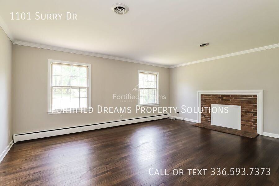 1101 Surry Dr - Photo 3 of 21
