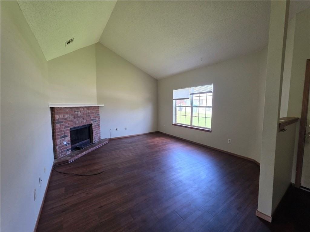 2430 W Gum St - Photo 2 of 16