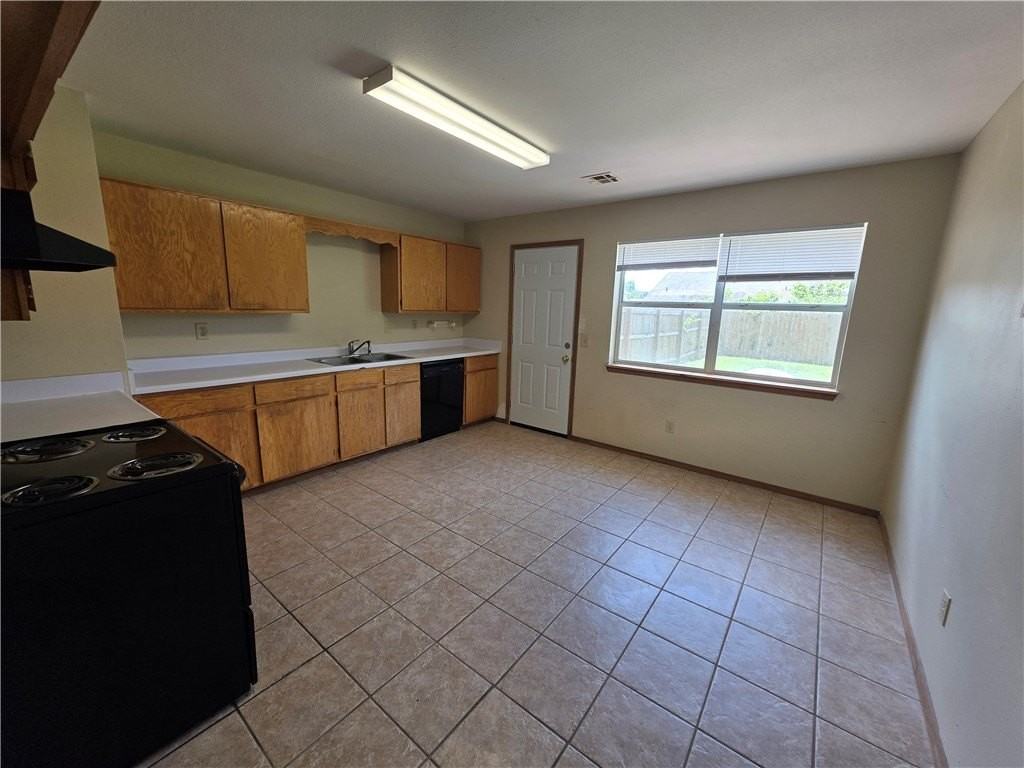 2430 W Gum St - Photo 5 of 16