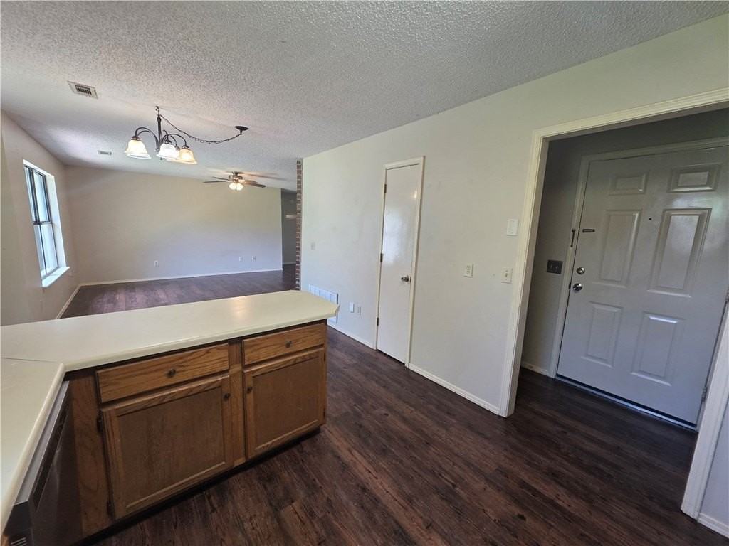 2703 W Beech St - Photo 5 of 15